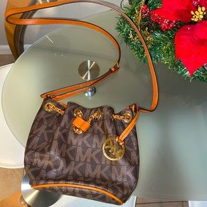 Michael Kors Bucket Crossbody